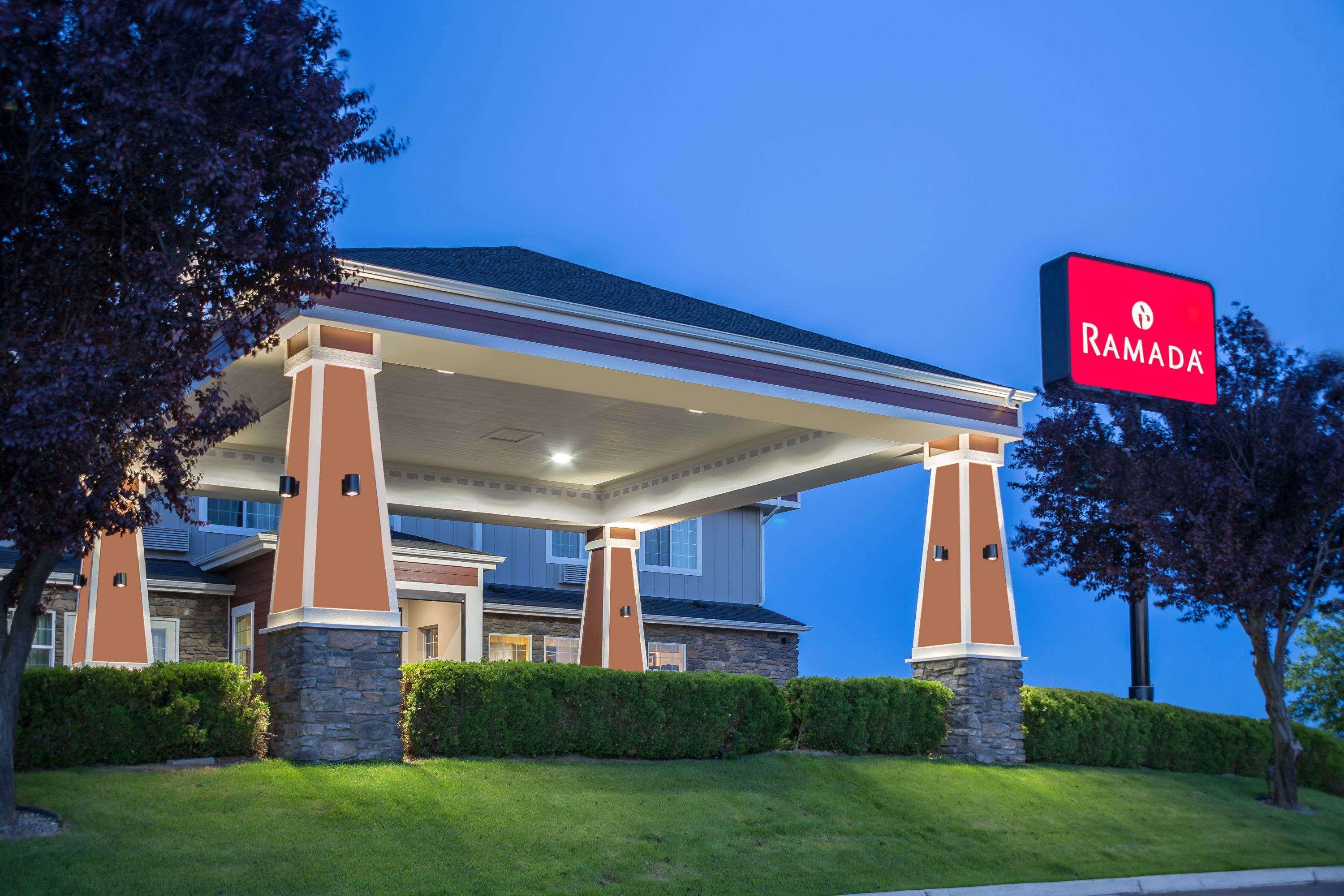 Ramada By Wyndham Moses Lake Exterior foto